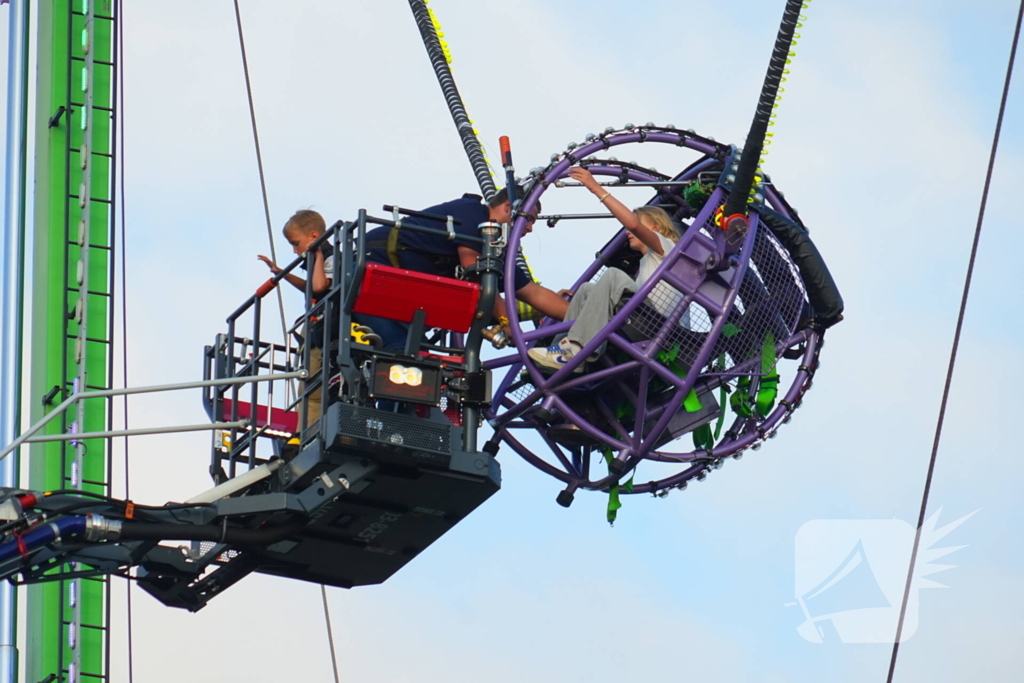 Meisje en jongetje vast in kermisattractie