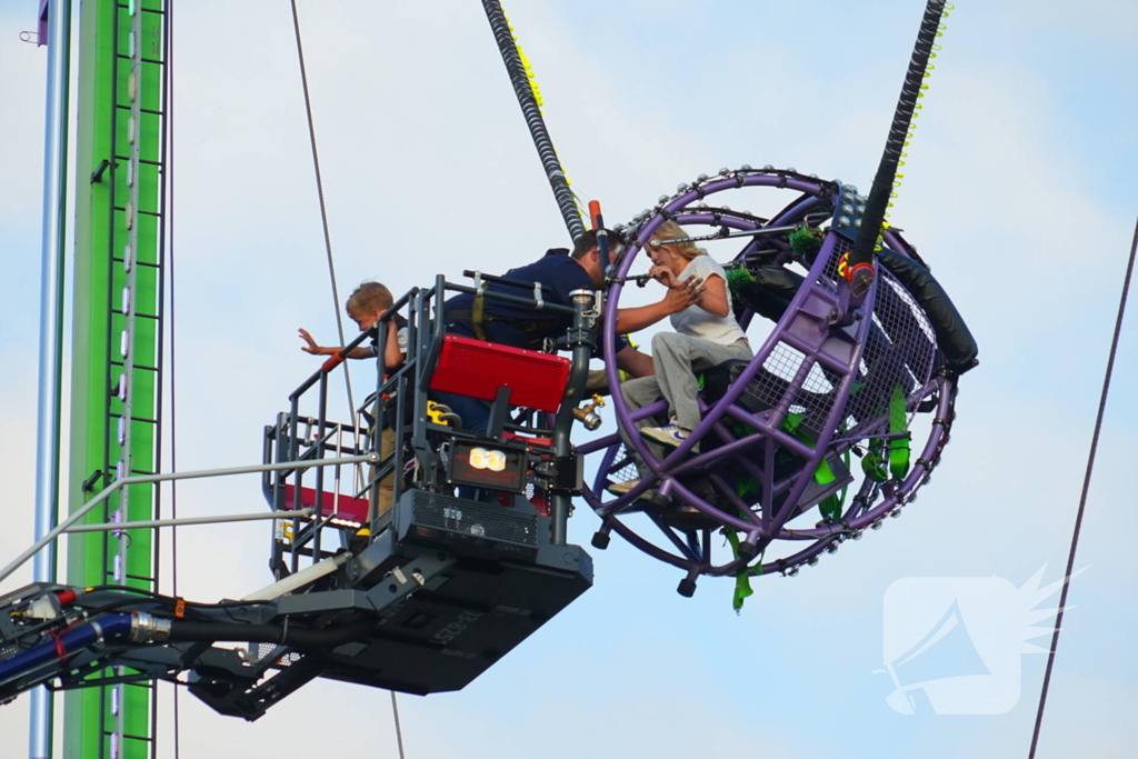 Meisje en jongetje vast in kermisattractie