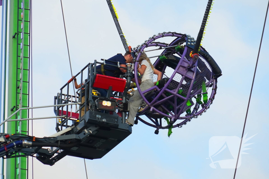 Meisje en jongetje vast in kermisattractie