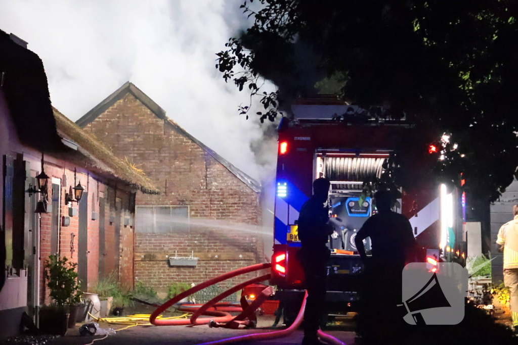 Grote brand in schuur achter woonhuis