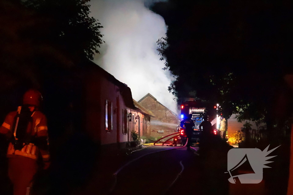 Grote brand in schuur achter woonhuis