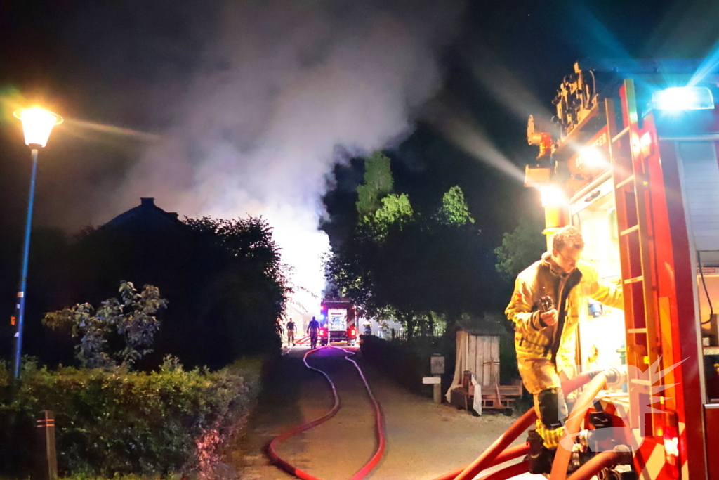 Grote brand in schuur achter woonhuis