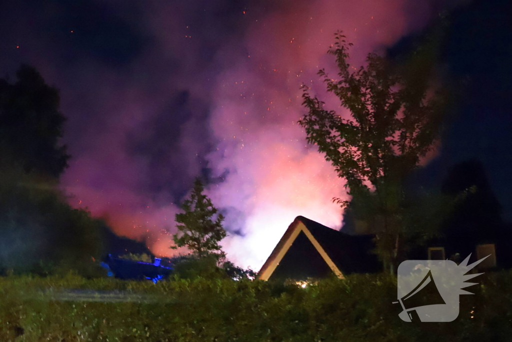Grote brand in schuur achter woonhuis
