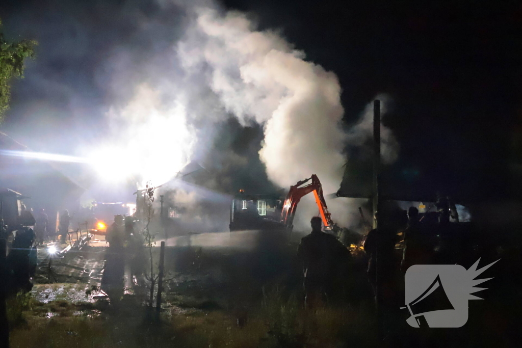 Grote brand in schuur achter woonhuis