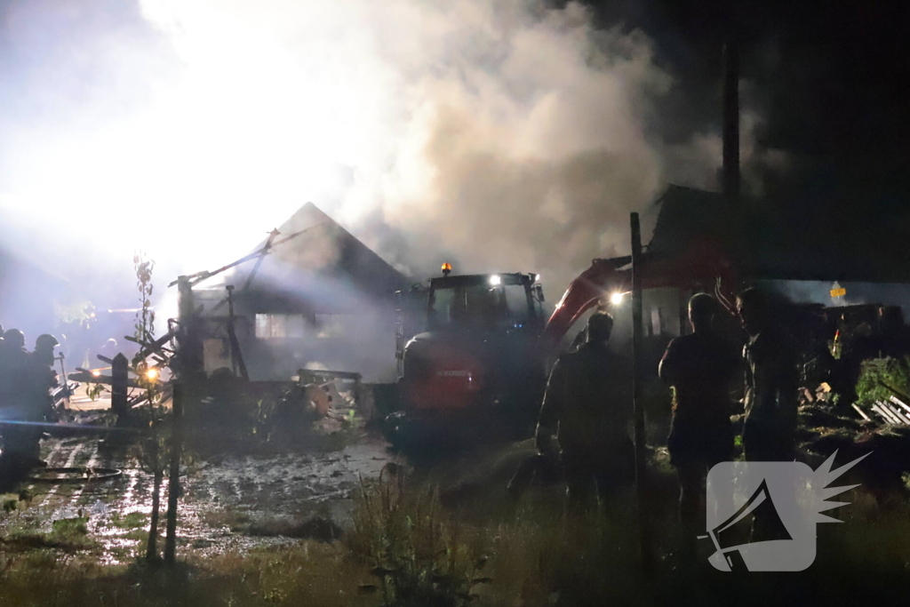 Grote brand in schuur achter woonhuis