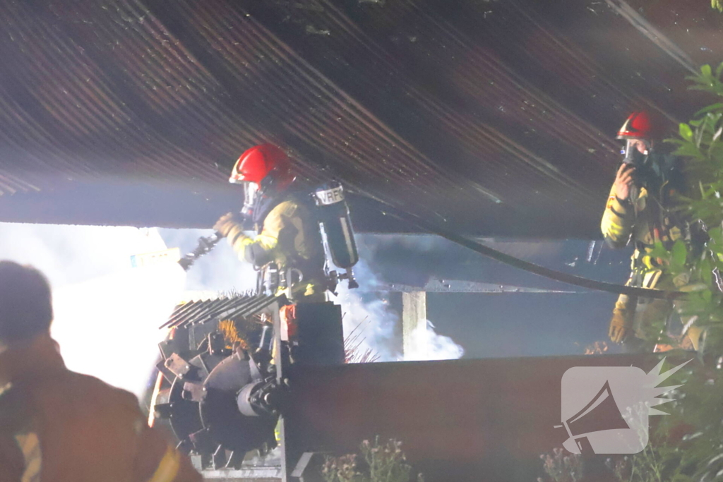 Grote brand in schuur achter woonhuis