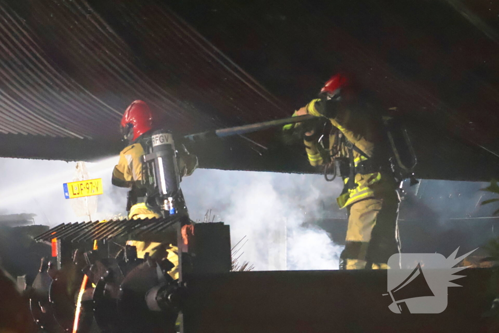 Grote brand in schuur achter woonhuis