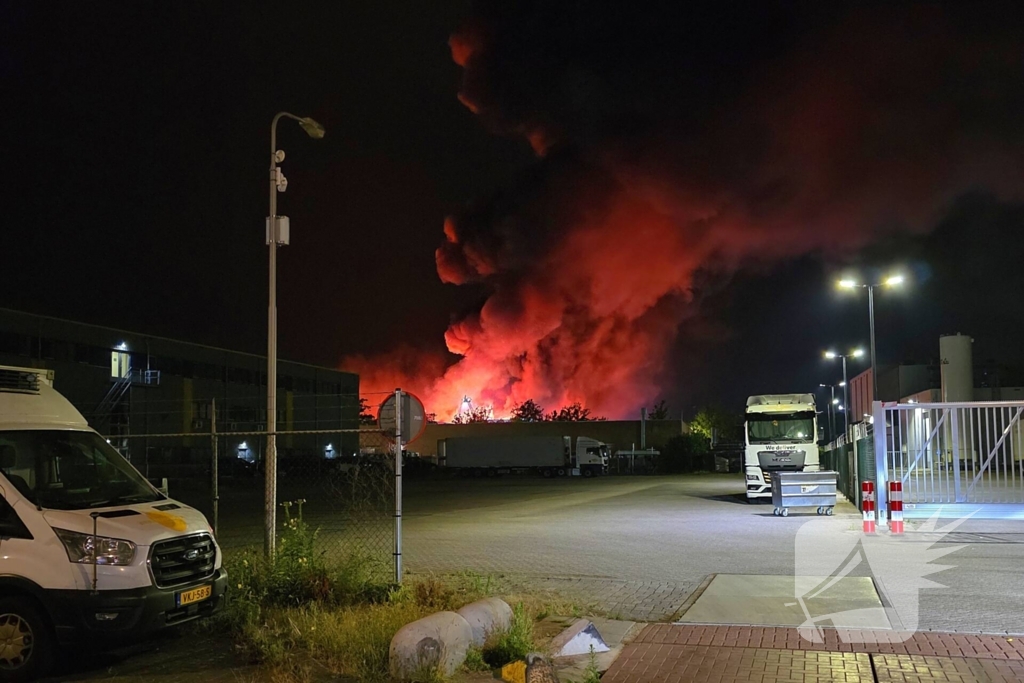 Uitslaande brand in bedrijfspand brandweer schaalt groots op