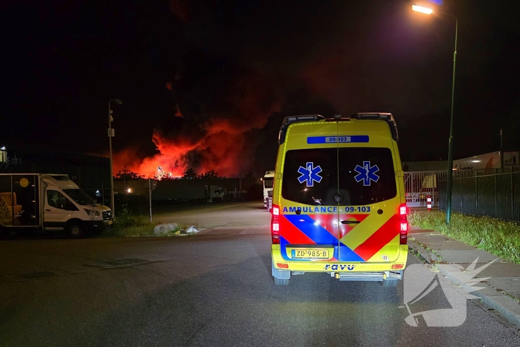 Uitslaande brand in bedrijfspand brandweer schaalt groots op