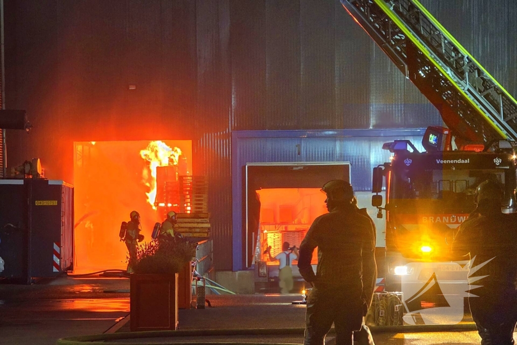 Uitslaande brand in bedrijfspand brandweer schaalt groots op