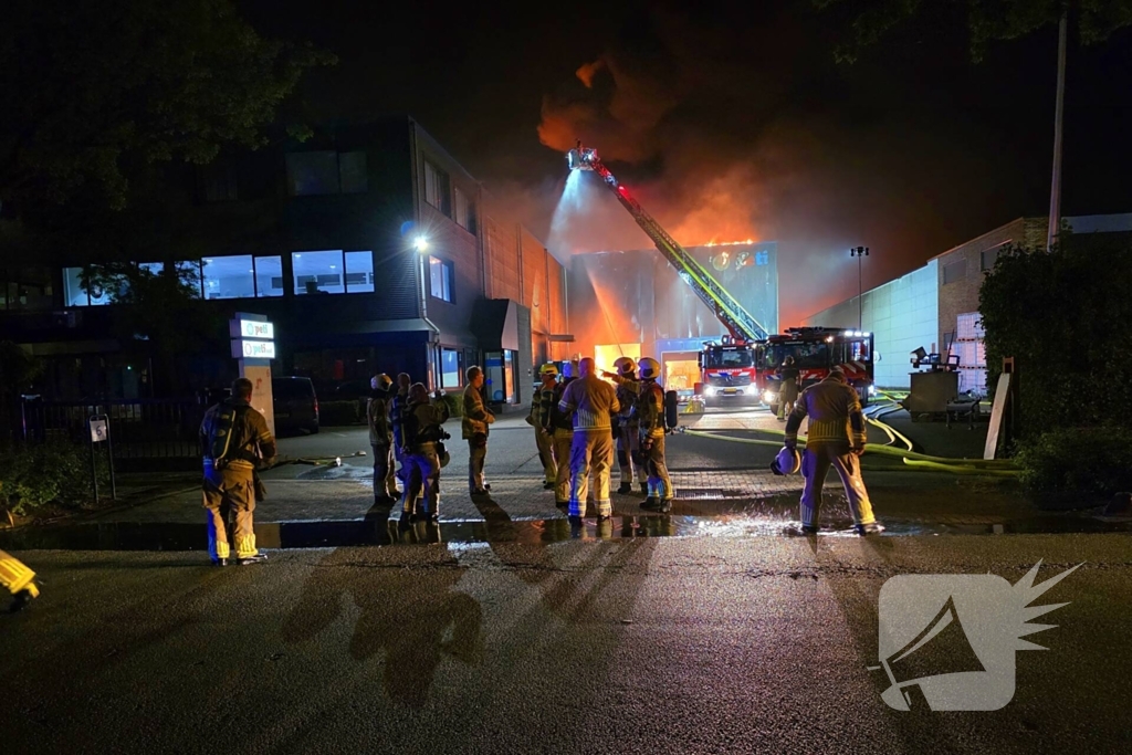 Uitslaande brand in bedrijfspand brandweer schaalt groots op
