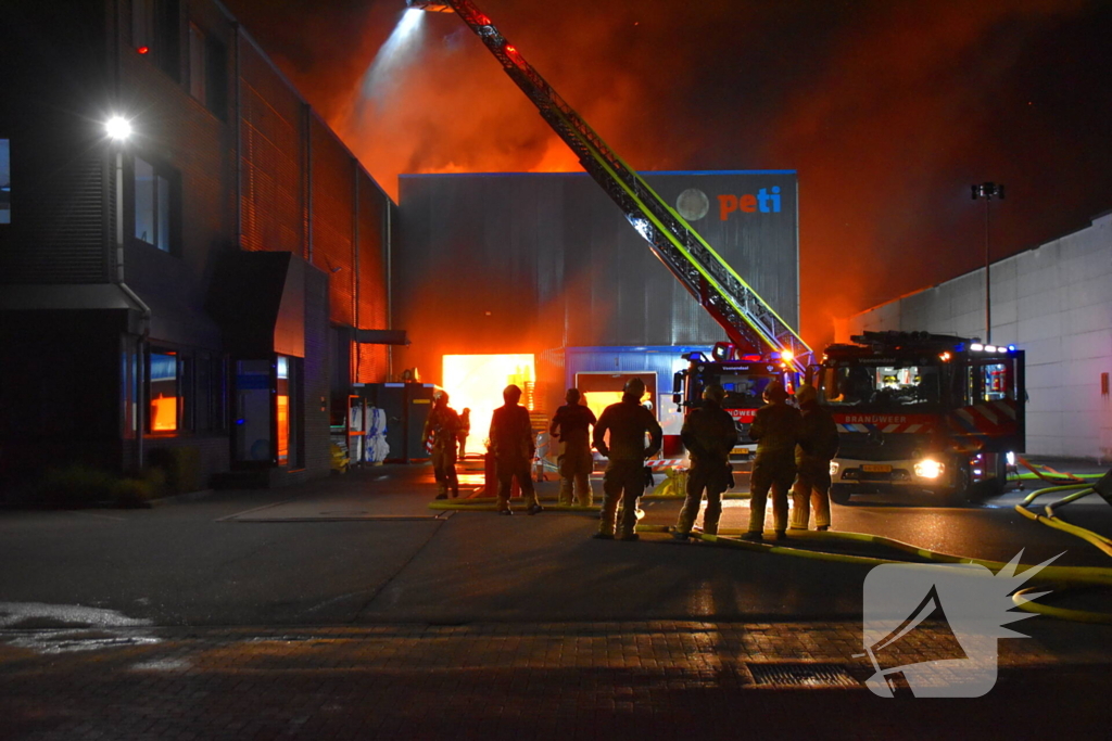 Uitslaande brand in bedrijfspand brandweer schaalt groots op