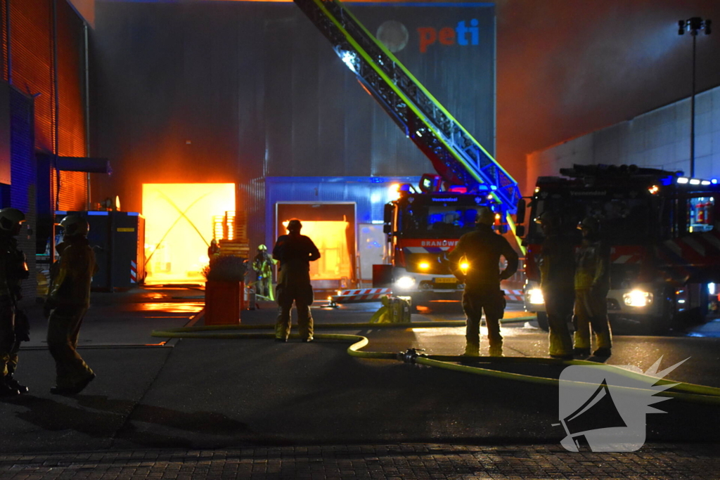 Uitslaande brand in bedrijfspand brandweer schaalt groots op