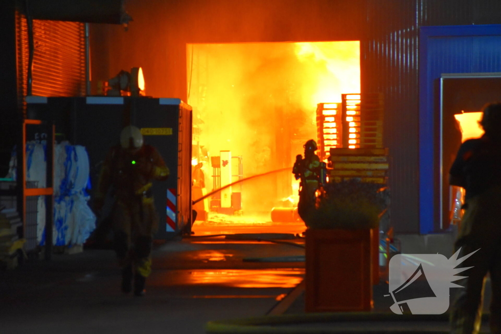 Uitslaande brand in bedrijfspand brandweer schaalt groots op