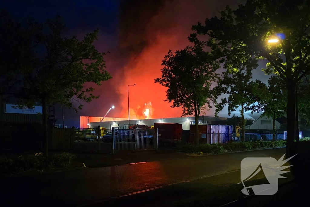 Uitslaande brand in bedrijfspand brandweer schaalt groots op