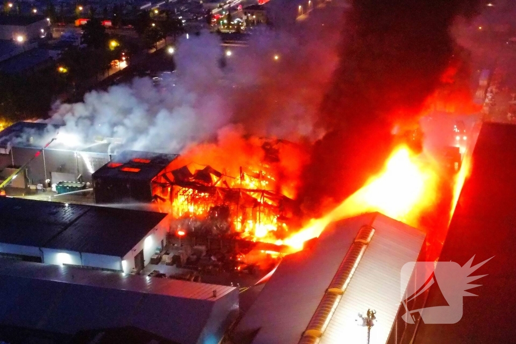 Uitslaande brand in bedrijfspand brandweer schaalt groots op