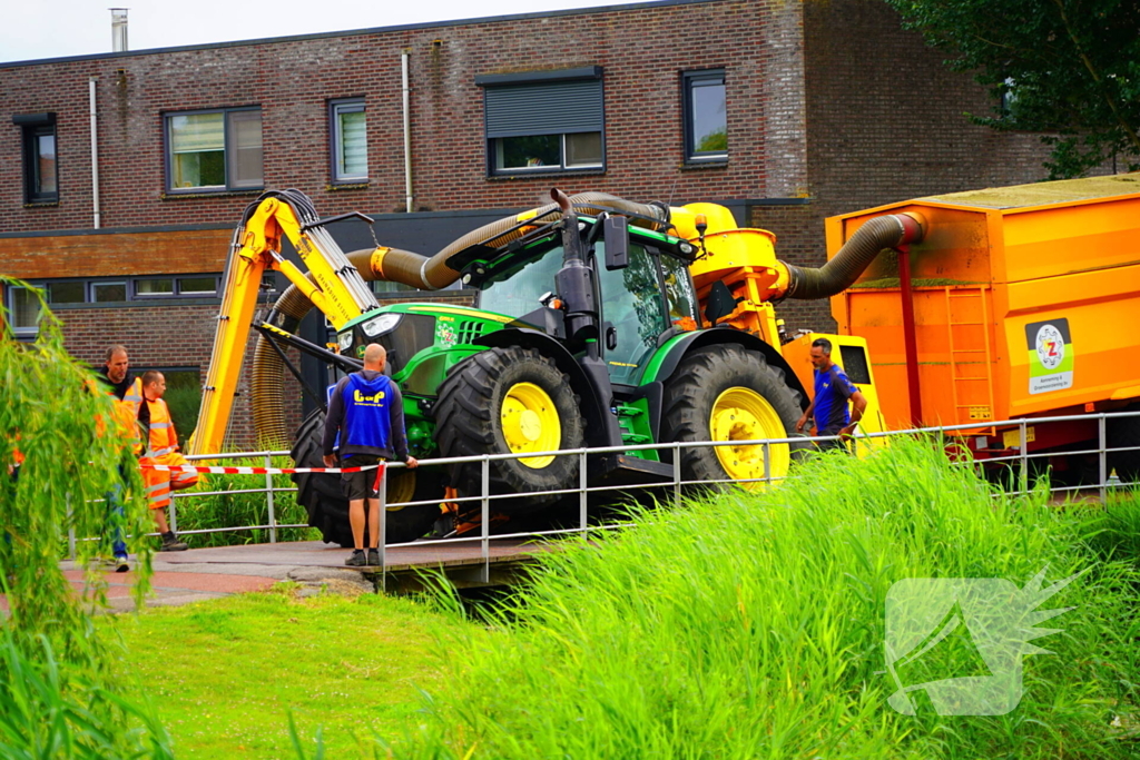 Tractor zakt door brug tijdens werk