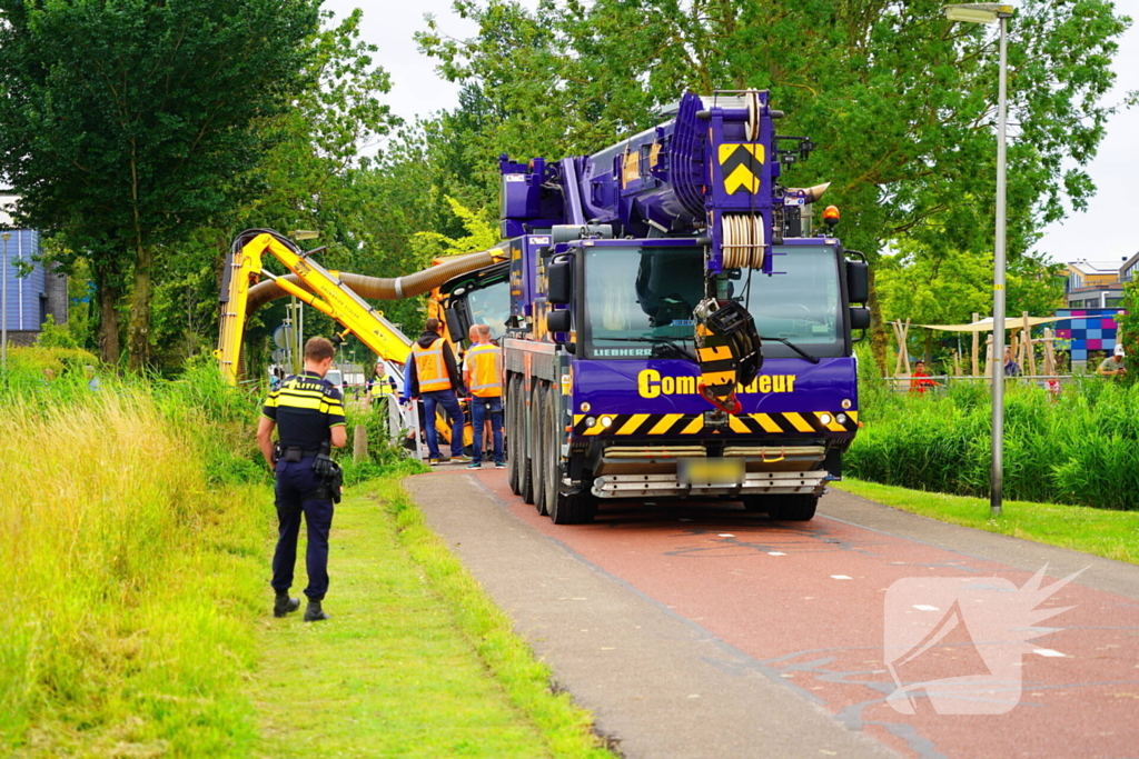 Tractor zakt door brug tijdens werk