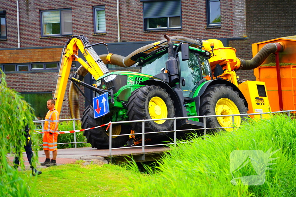 Tractor zakt door brug tijdens werk
