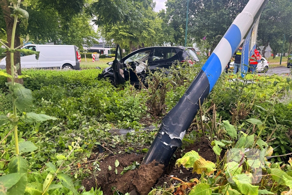 Oud echtpaar gewond bij ongeval op rotonde