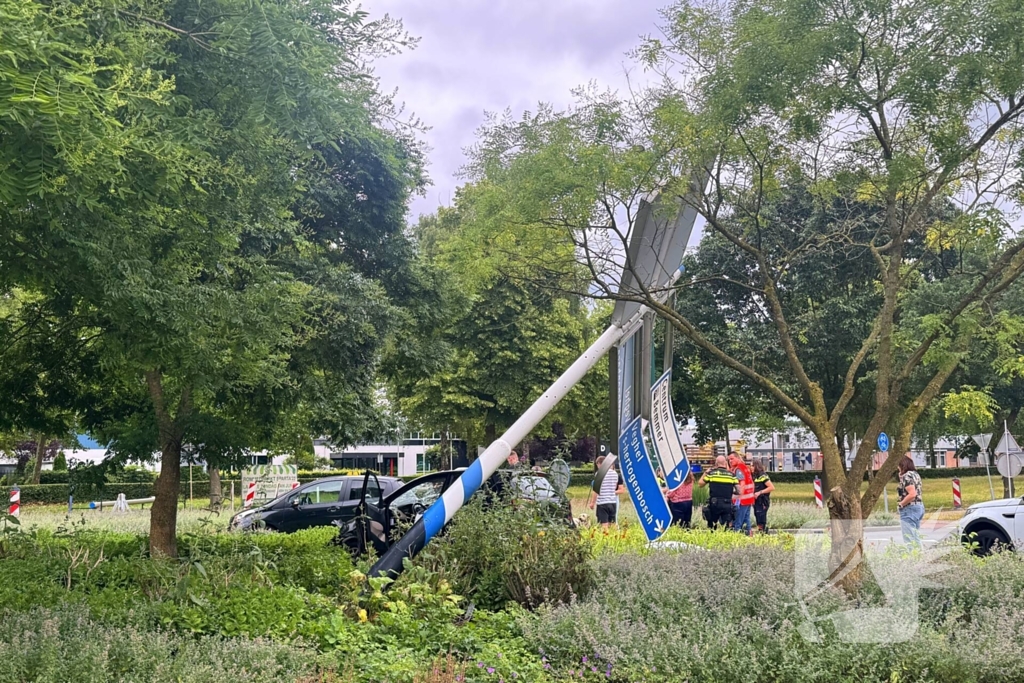 Oud echtpaar gewond bij ongeval op rotonde