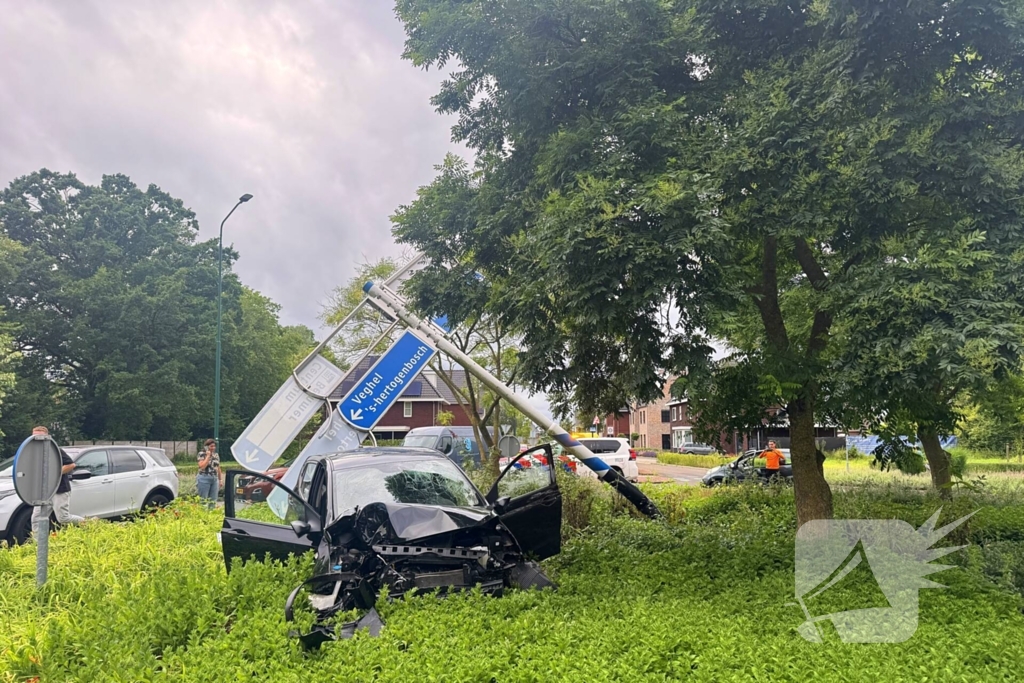 Oud echtpaar gewond bij ongeval op rotonde