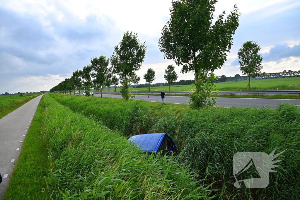 Berger trekt auto uit sloot