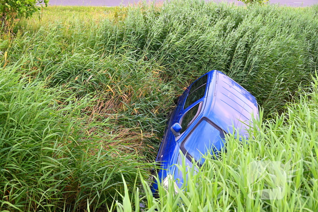 Berger trekt auto uit sloot
