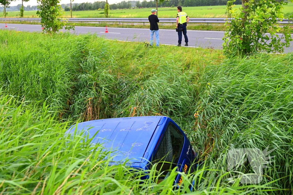 Berger trekt auto uit sloot
