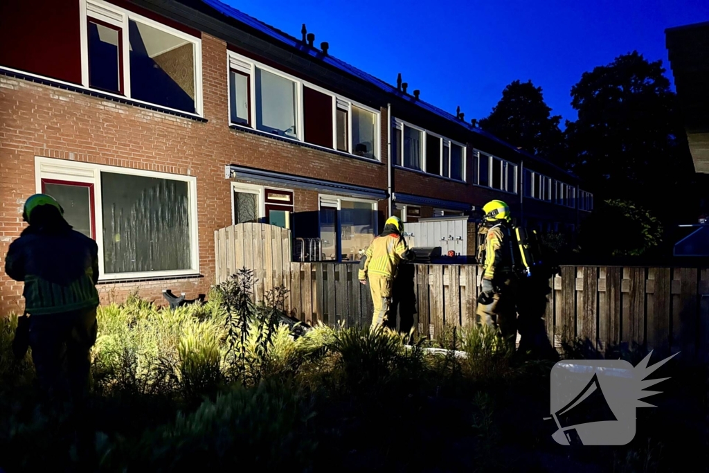 Brandweer gecontroleert schuttingbrand
