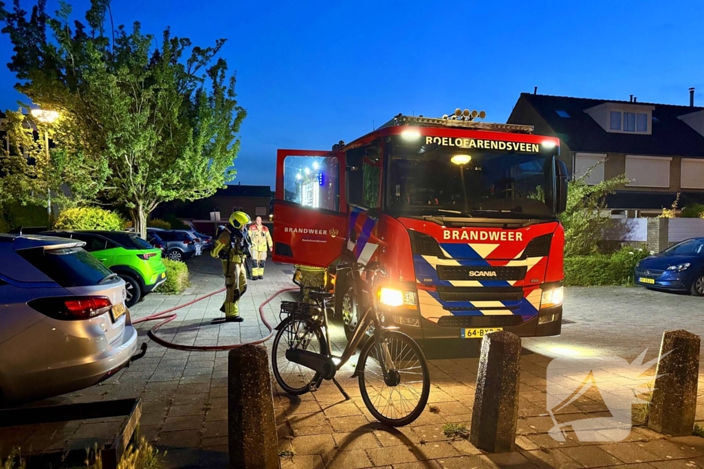 Brandweer gecontroleert schuttingbrand