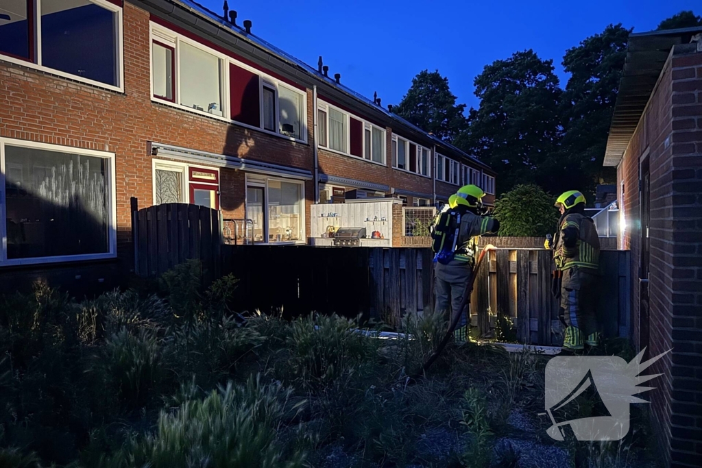 Brandweer gecontroleert schuttingbrand