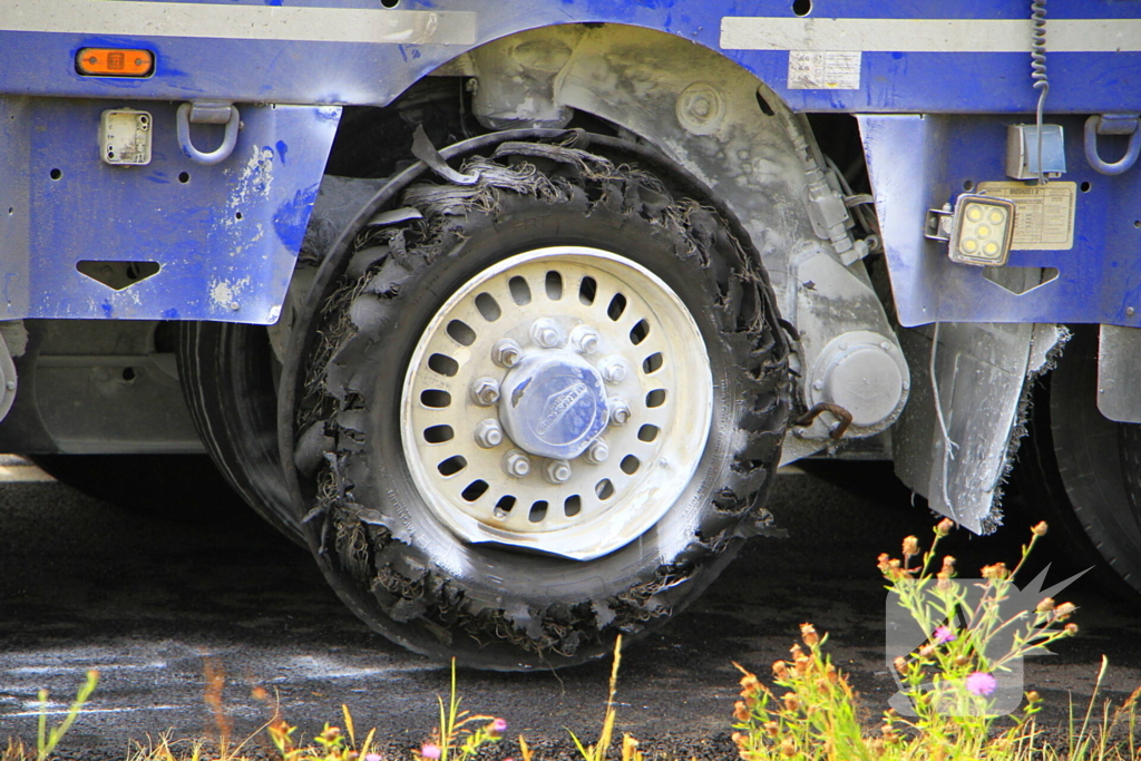 Vrachtwagenbrand door klapband snel geblust