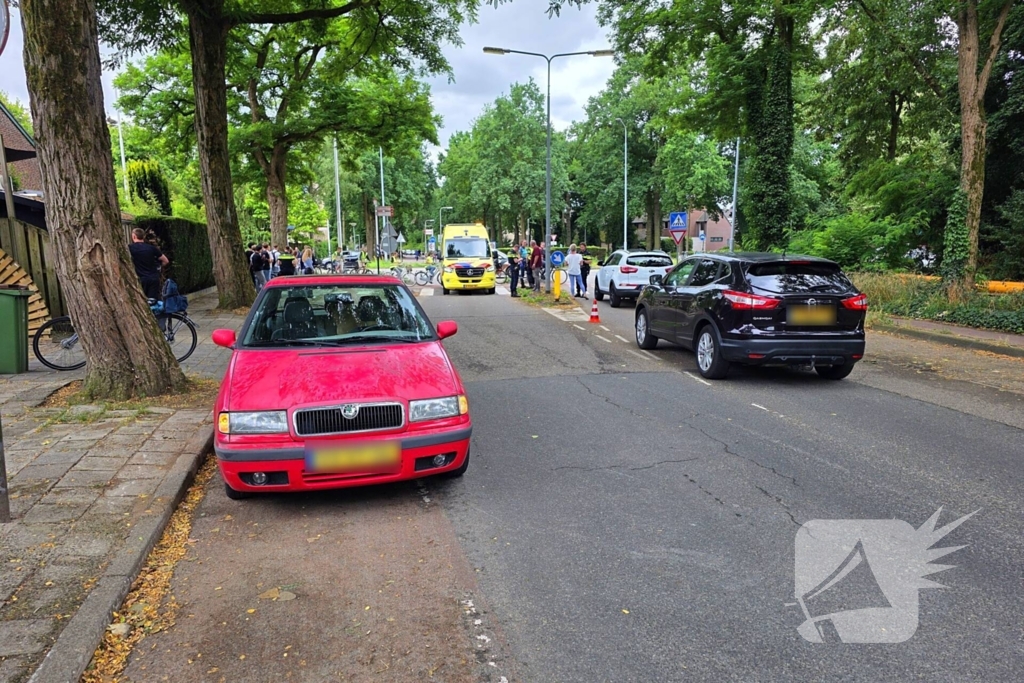 Fietser geschept door auto op rotonde