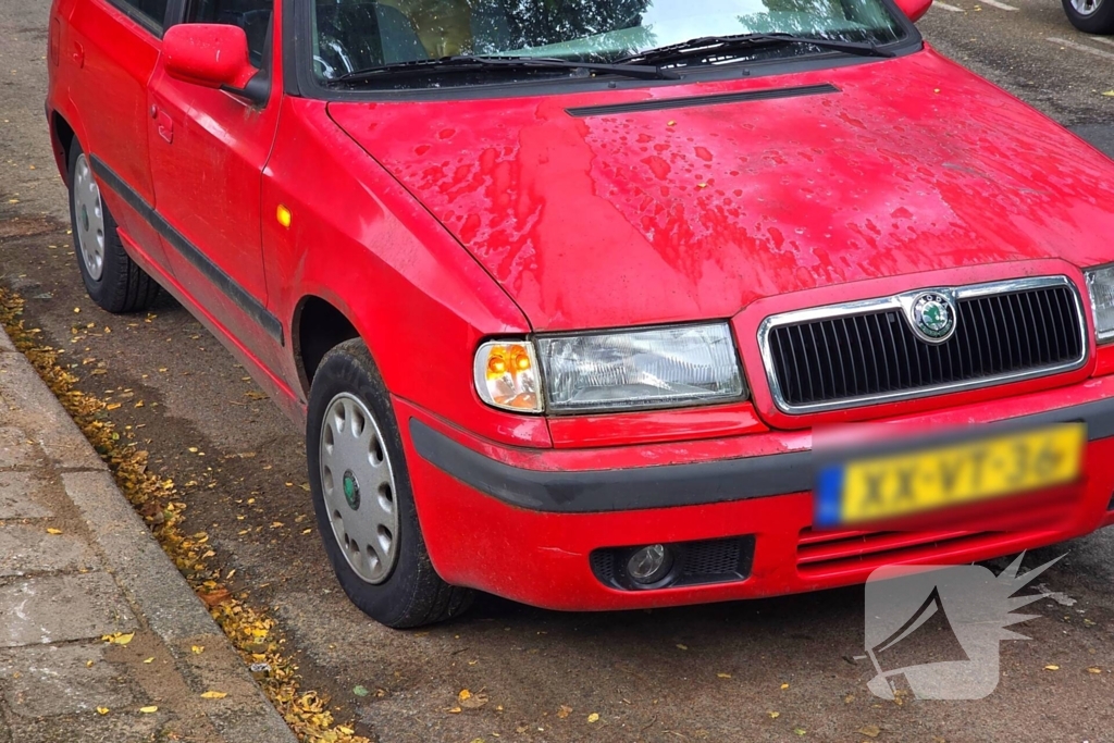 Fietser geschept door auto op rotonde