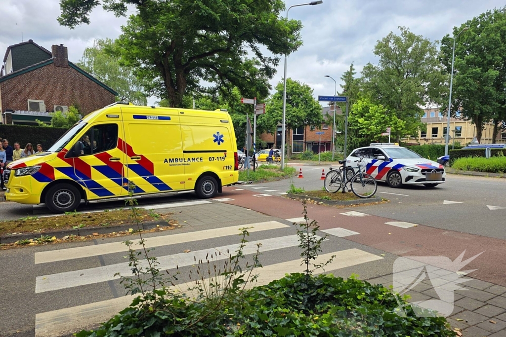 Fietser geschept door auto op rotonde