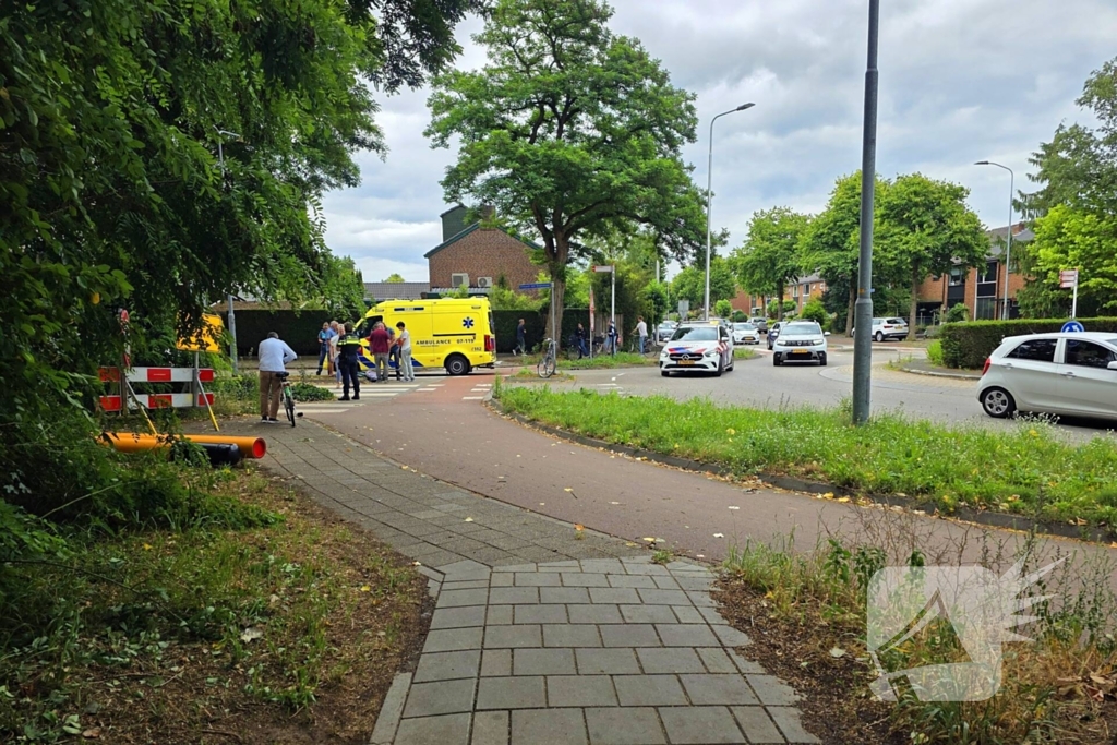 Fietser geschept door auto op rotonde