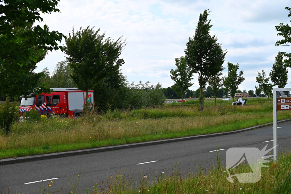 Voertuig op kant na ongeval