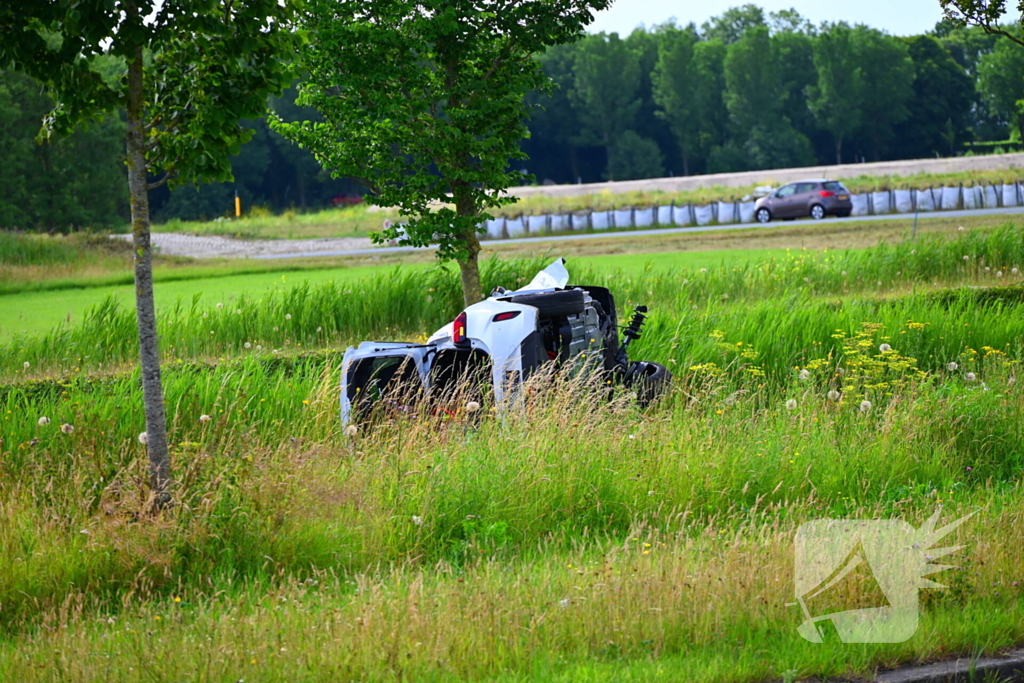 Voertuig op kant na ongeval
