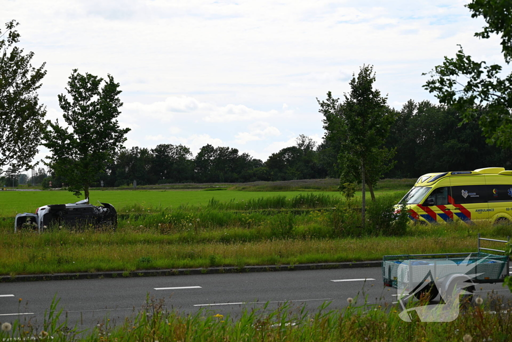 Voertuig op kant na ongeval