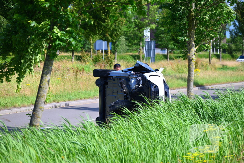 Voertuig op kant na ongeval