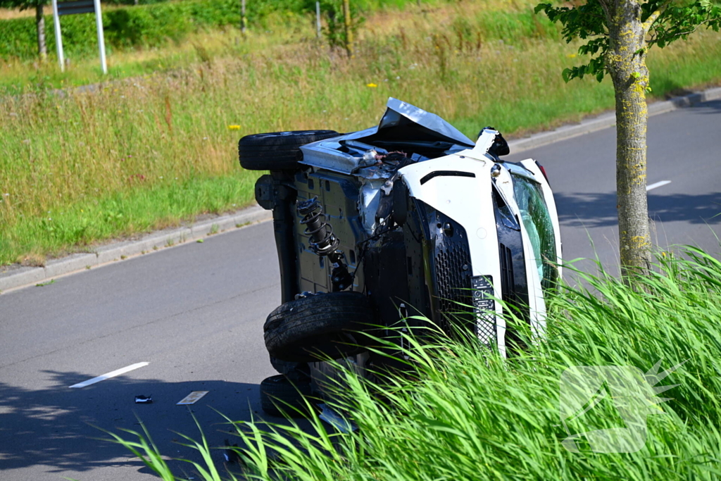 Voertuig op kant na ongeval