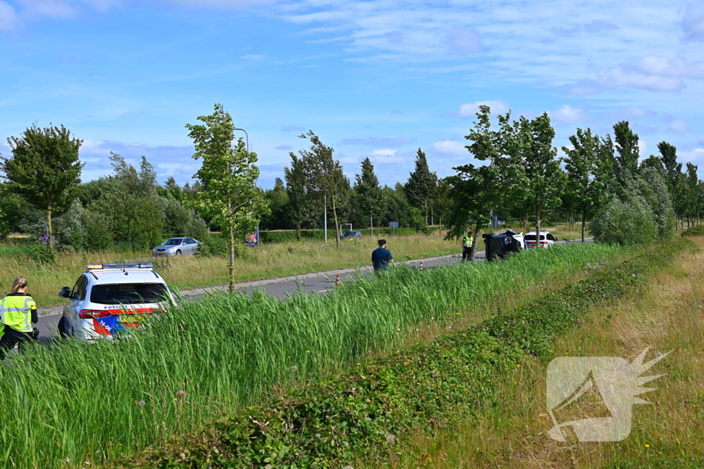 Voertuig op kant na ongeval