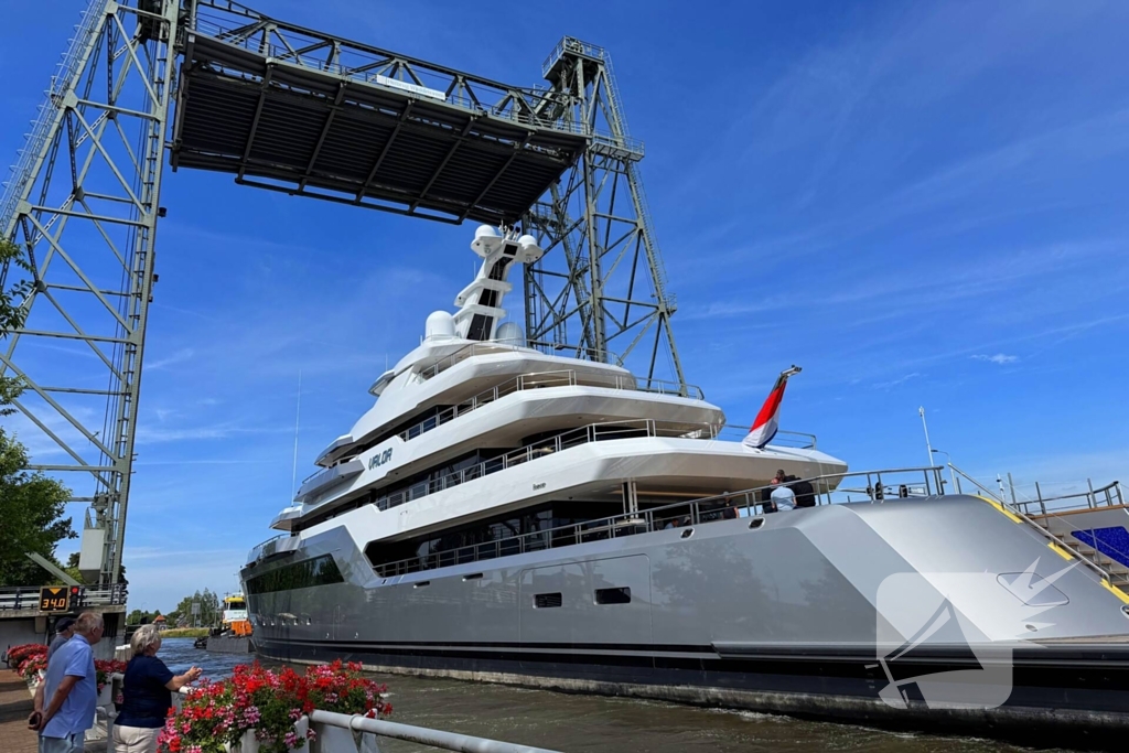 Luxe jacht trekt aandacht