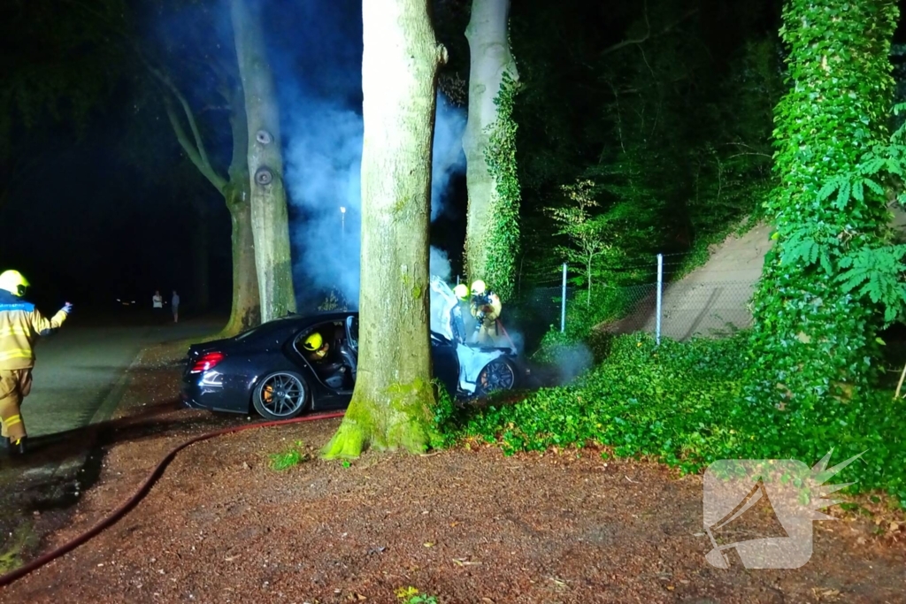 Brandweer blust auto van  250000 00 op parkeerplaats die vlam vat