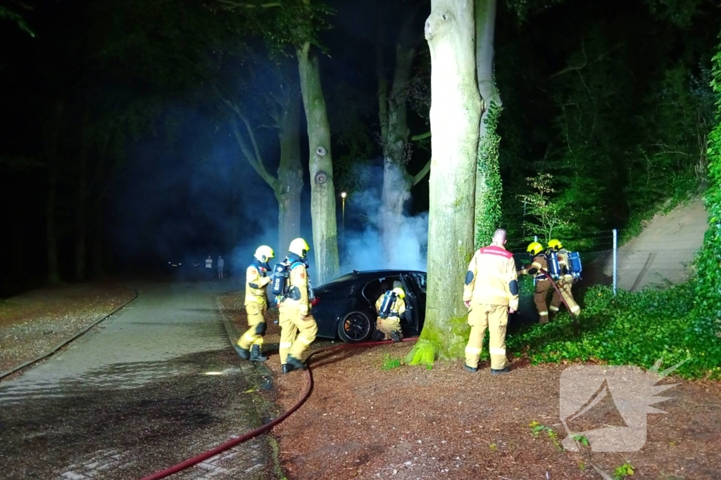 Brandweer blust auto van  250000 00 op parkeerplaats die vlam vat