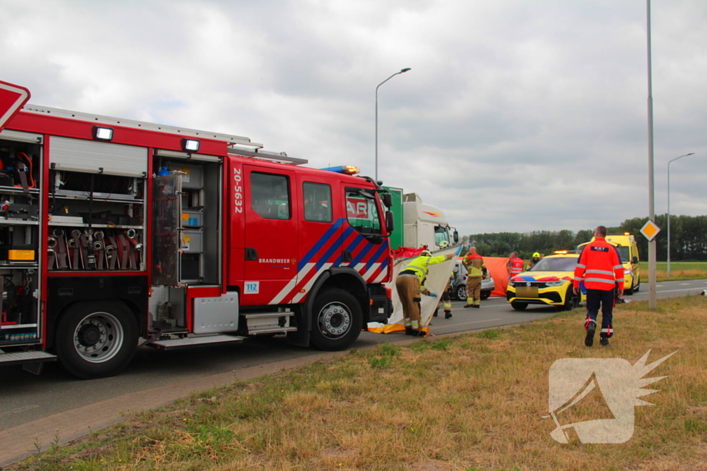 Vrouw (80) overleden bij ernstige aanrijding met vrachtwagen