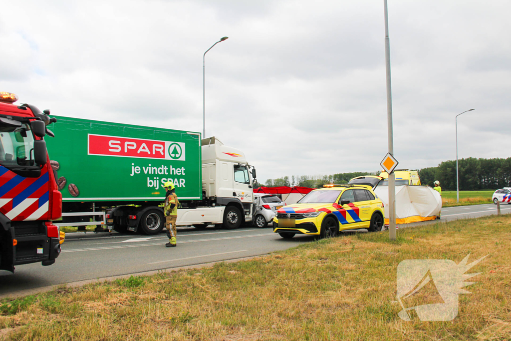 Vrouw (80) overleden bij ernstige aanrijding met vrachtwagen