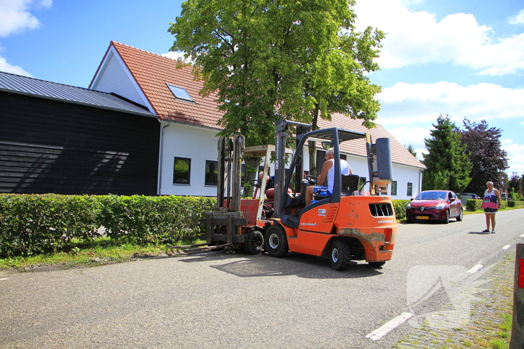 Heftruck gaat in vlammen op