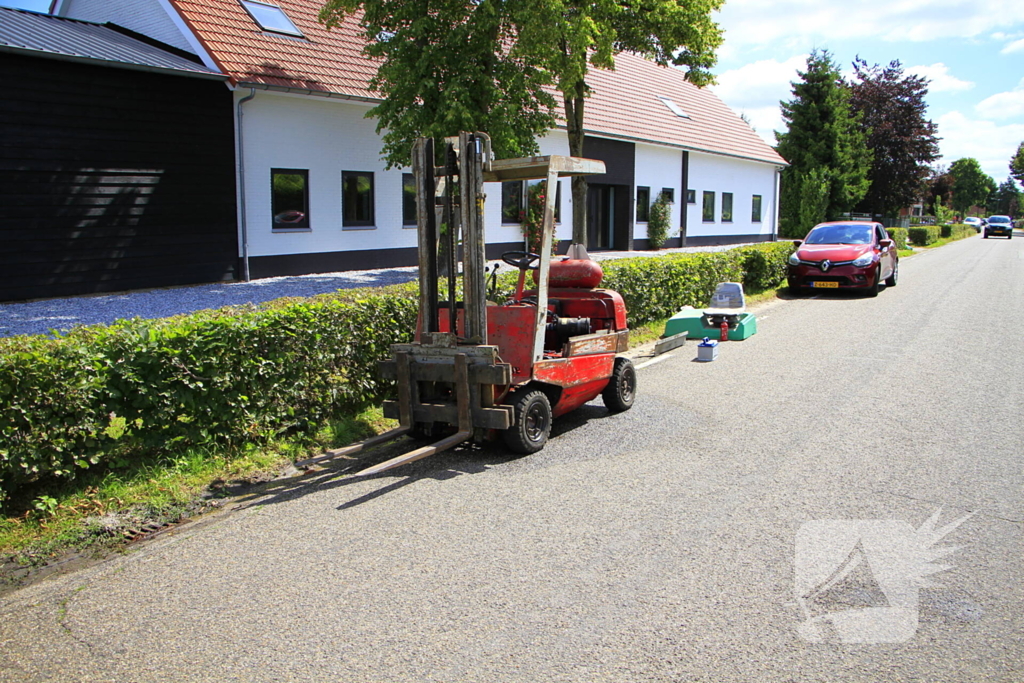 Heftruck gaat in vlammen op